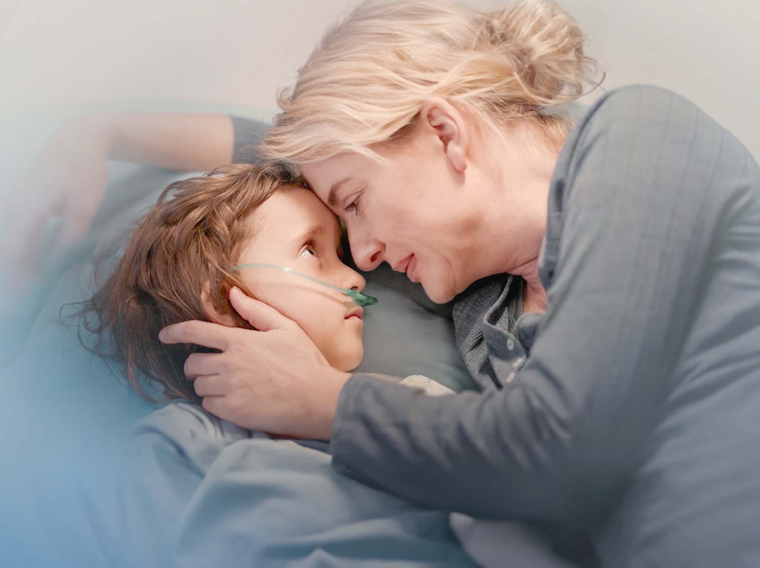 Zdjęcie matki obejmującej chorego syna