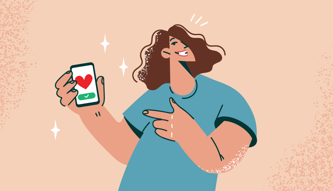 Uśmiechnięta kobieta po wpłacie na zbiórkę przez swój smartfon